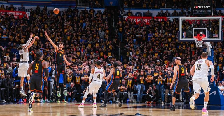 El triple de Gordon sentenció el triunfo de Denver