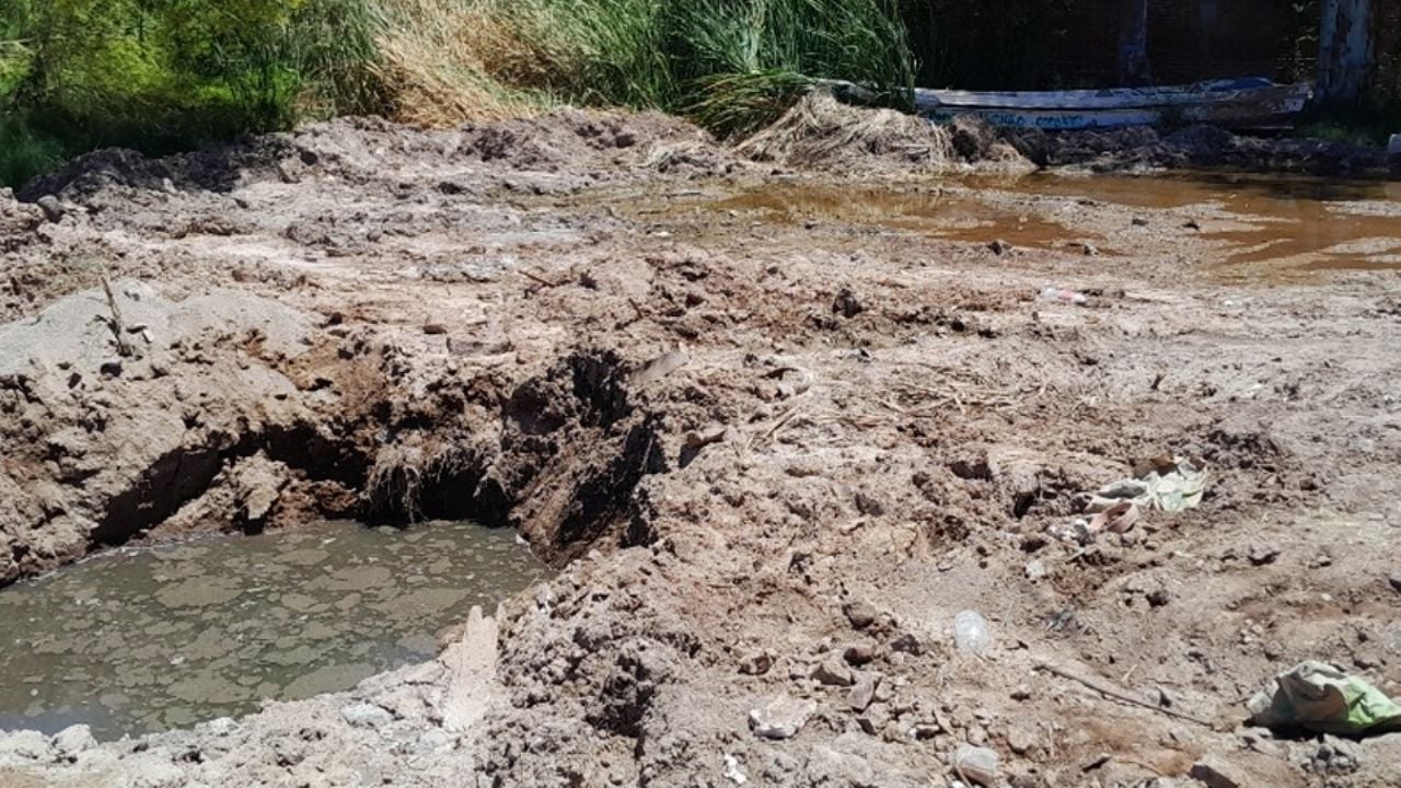 Vecinos tienen 6 años con malos olores por obra inconclusa de drenaje en Guaymas