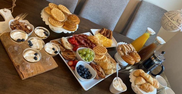 Sorprende a mamá con un brunch en casa