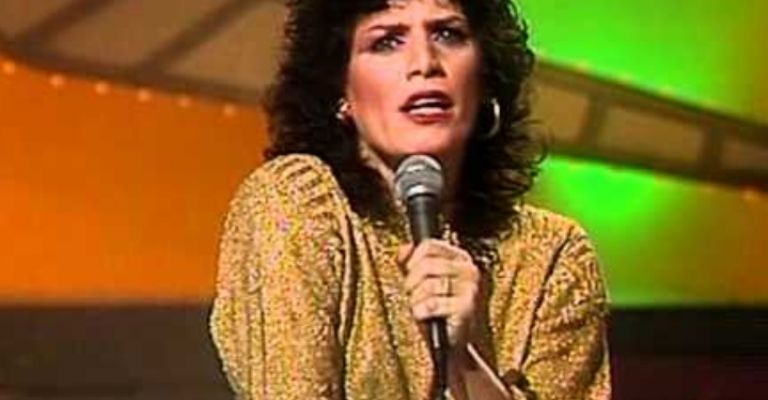 Denisse Kalafe en una de sus presentaciones de la época/ Créditos: Internet