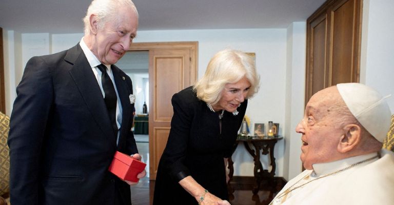 Rey Carlos III no asistirá a la toma de posesión del Papa León XIV ¿a causa de su cáncer?