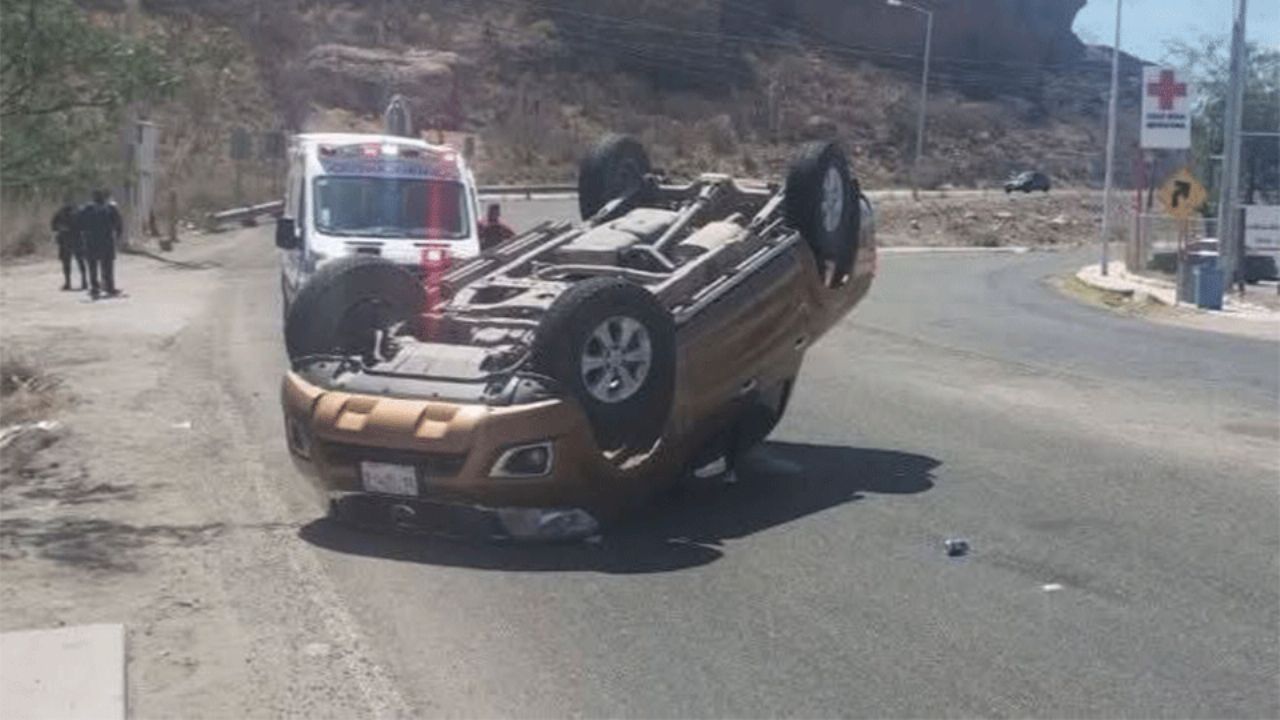 Fuerte volcamiento en San Carlos deja a dos personas lesionadas sobre bulevar Tetakawi