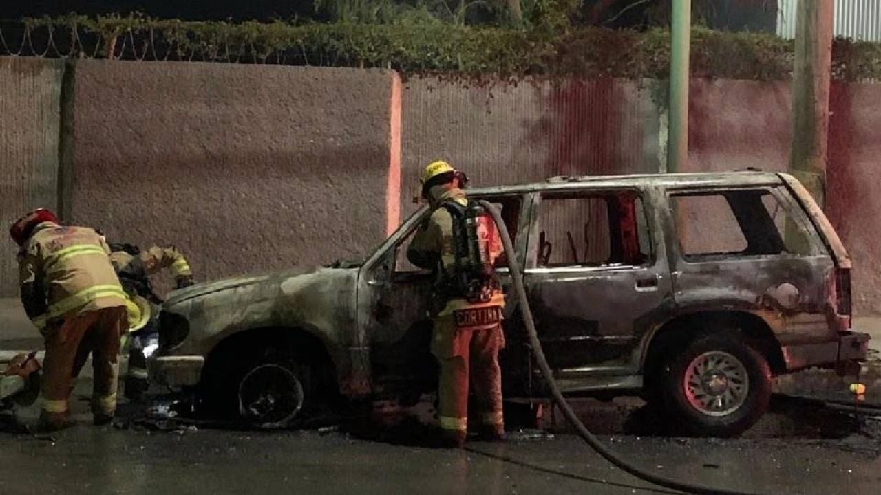 Jóvenes provocan el incendio de tres vehículos en colonia El Mariachi en Hermosillo