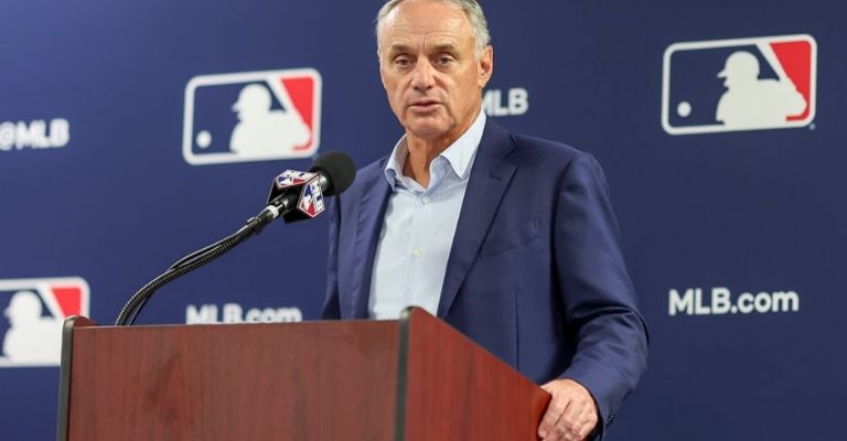 Manfred permitió la reinstalación de Rose