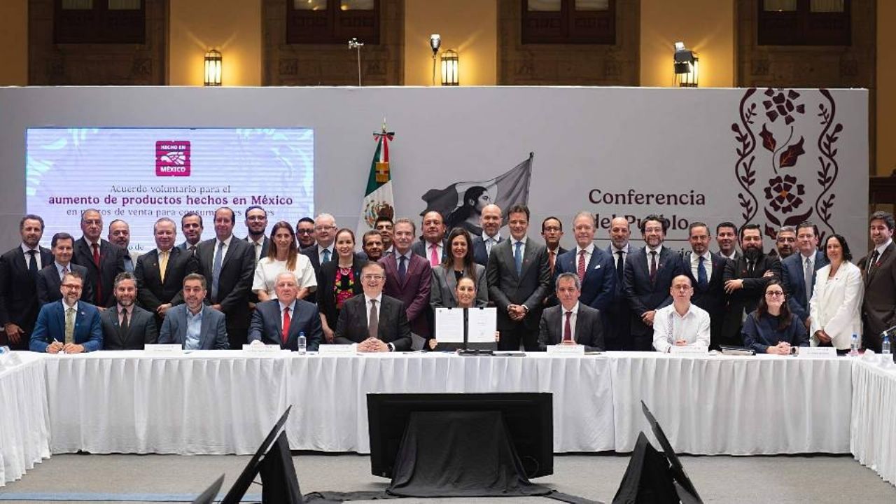 Claudia Sheinbaum firma con tiendas para aumentar venta de productos hechos en México