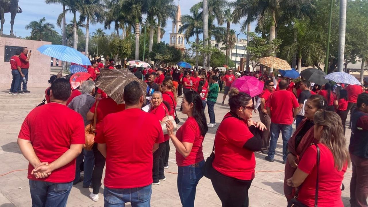 Ciudad Obregón: Festejan maestros su día con consignas y reclamos por Ley del Issste