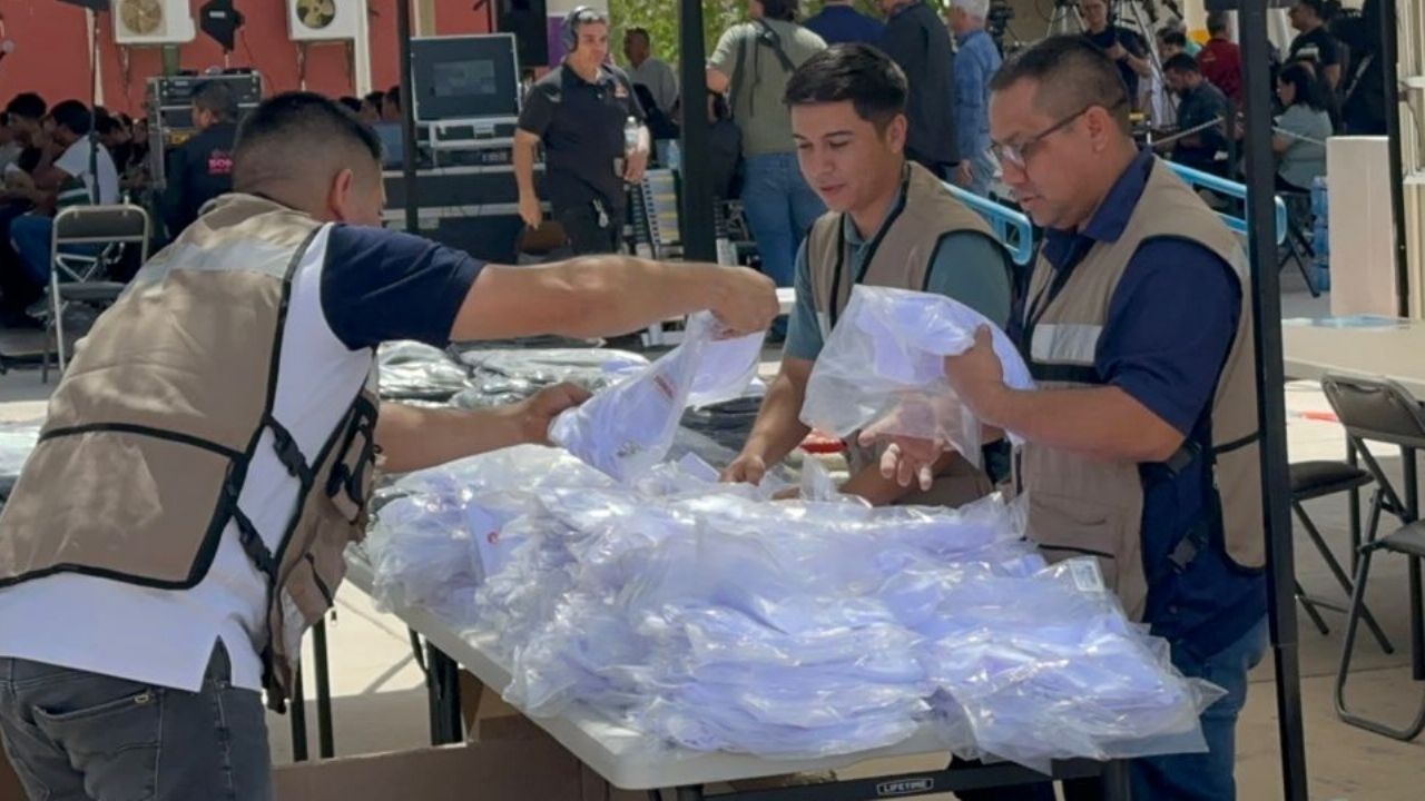 Entrega el gobernador Alfonso Durazo los primeros uniformes escolares en Hermosillo