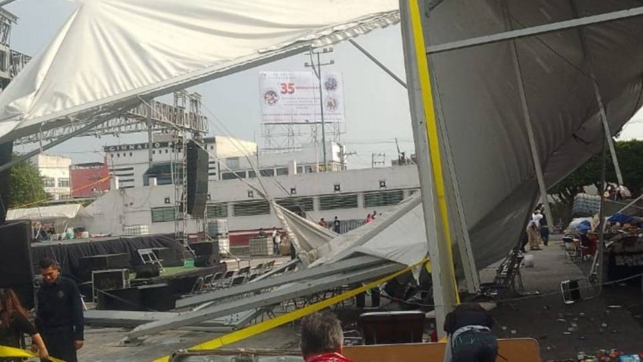 Derrumbe de estructura en Feria del Libro de Nezahualcóyotl deja 5 lesionados