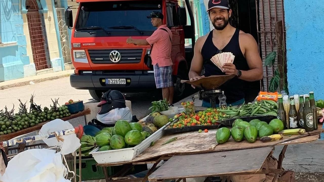 Oscar Valles, el joven médico navojoense que busca conquistar las redes sociales
