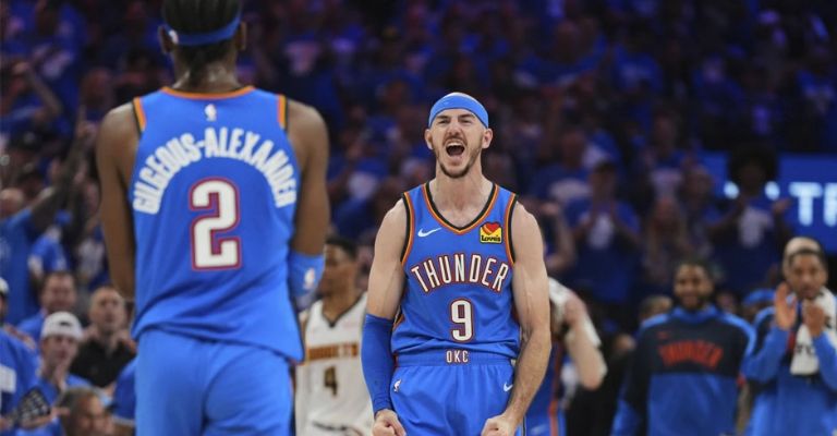 Alex Caruso contribuyó con once puntos desde la banca