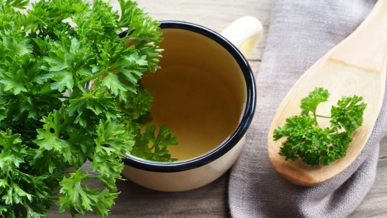 Infusión de perejil, planta herbácea que ayuda con los síntomas de la menstruación