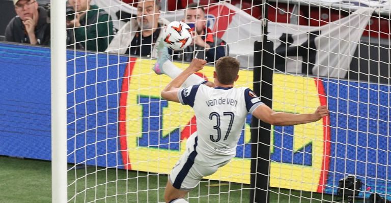 Van de Ven logra una salvada para los Spurs