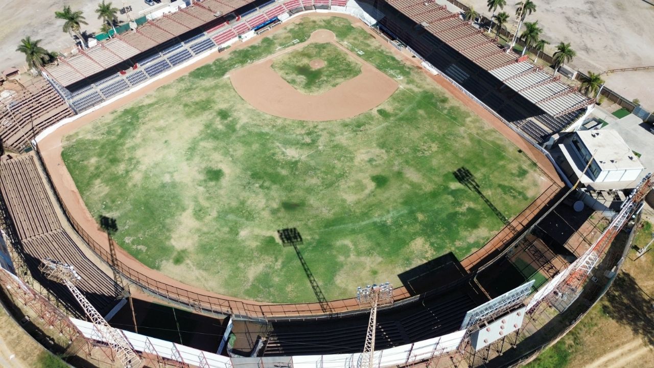 Alfonso Durazo se compromete a renovar el estadio ‘Ciclón’ Echeverría en Navojoa