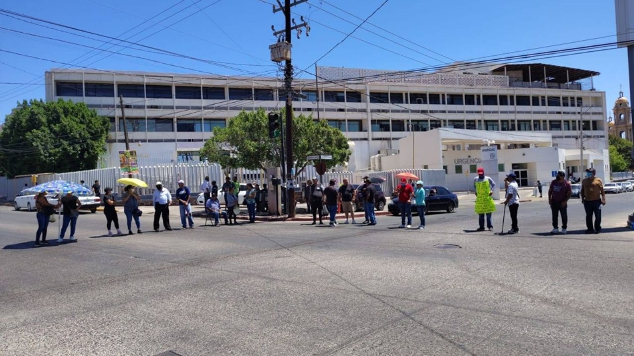 Derechohabientes del IMSS protestan en Guaymas; bloquean calles para ser atendidos
