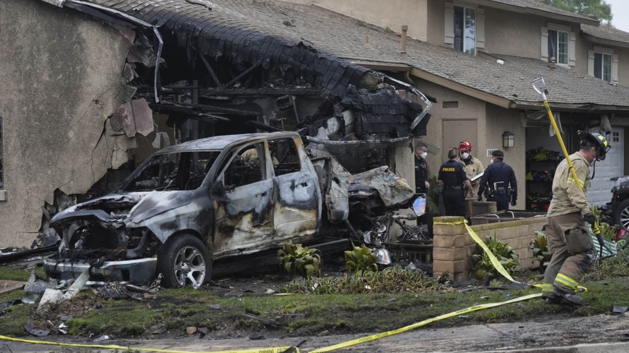 IMÁGENES: Avión cae y provoca voraz incendio en San Diego, California; habría varios muertos