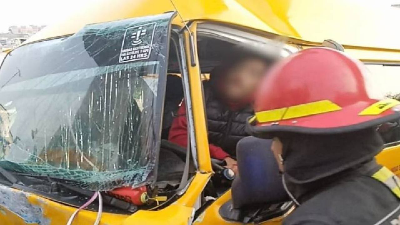 Autobús escolar colisiona con camión de carga y deja 6 lesionados en Tlalnepantla de Baz