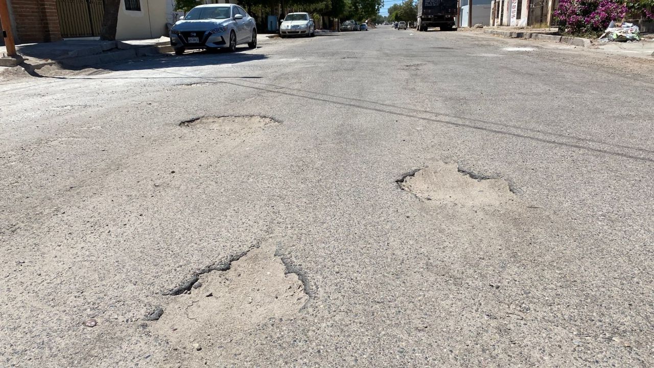 Vecinos de la calle Corregidora en Navojoa piden trabajos de bacheo