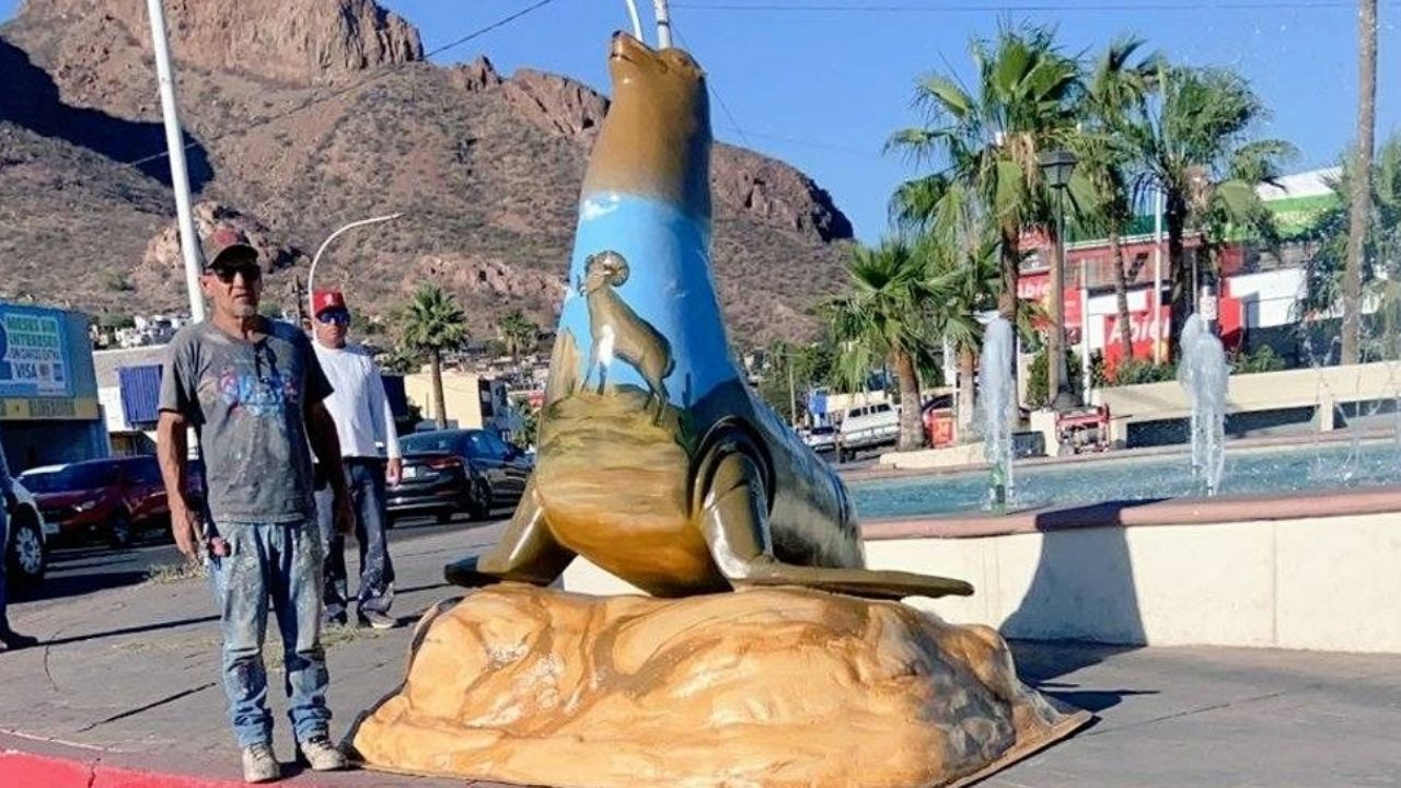 Instalan escultura de lobo marino en el obelisco de Guaymas; van cuatro de este tipo