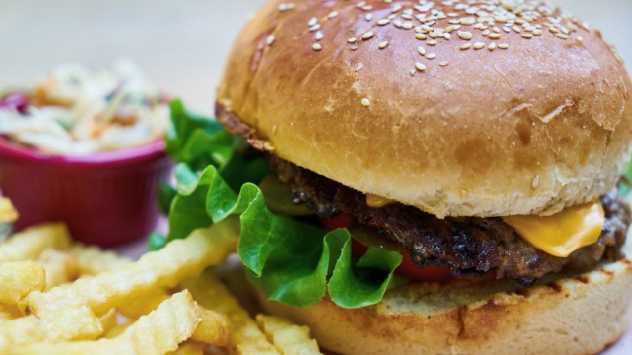 Se acerca la gran fecha: Toda la información para comprar una hamburguesa Carl’s Jr a 1 peso