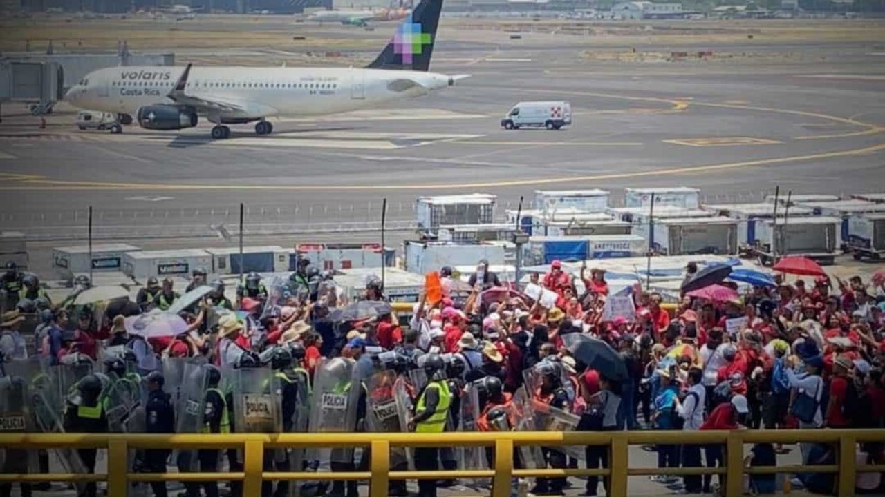 Por manifestación de maestros de la CNTE, se establece dispositivo de seguridad en el AICM