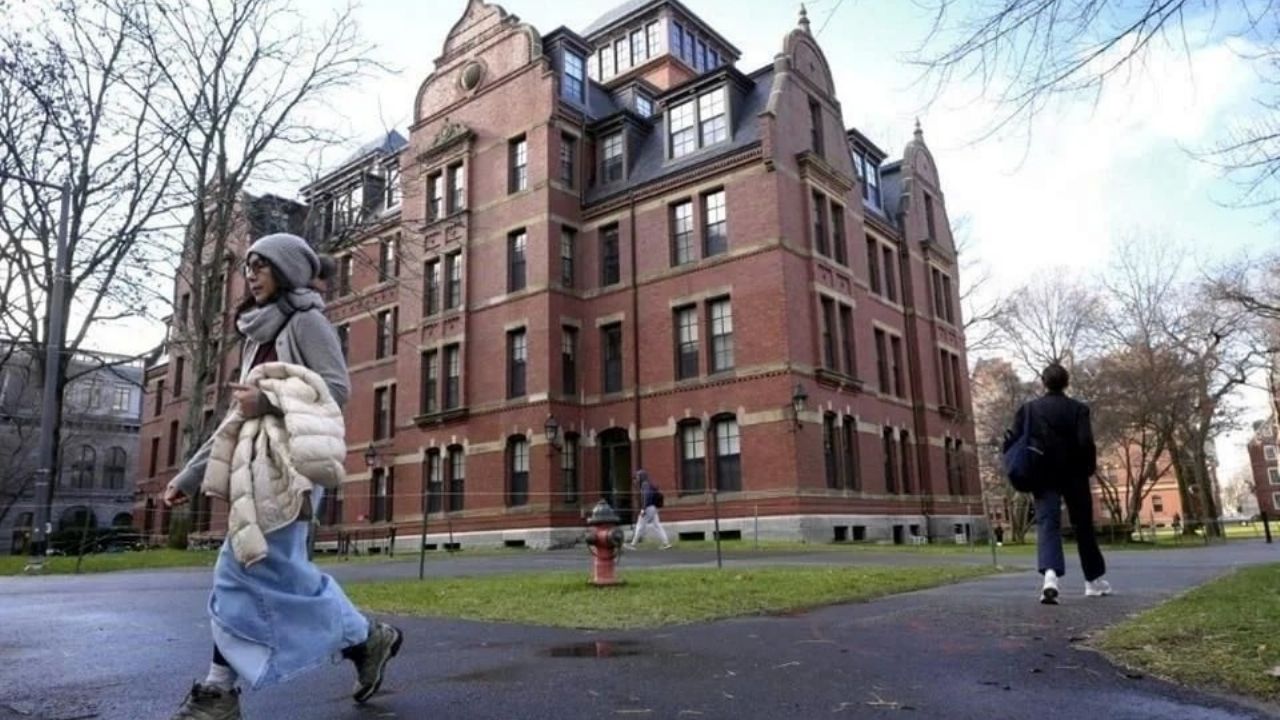 Harvard demanda a gobierno de EU por vetar a estudiantes extranjeros; jueza impide exclusión