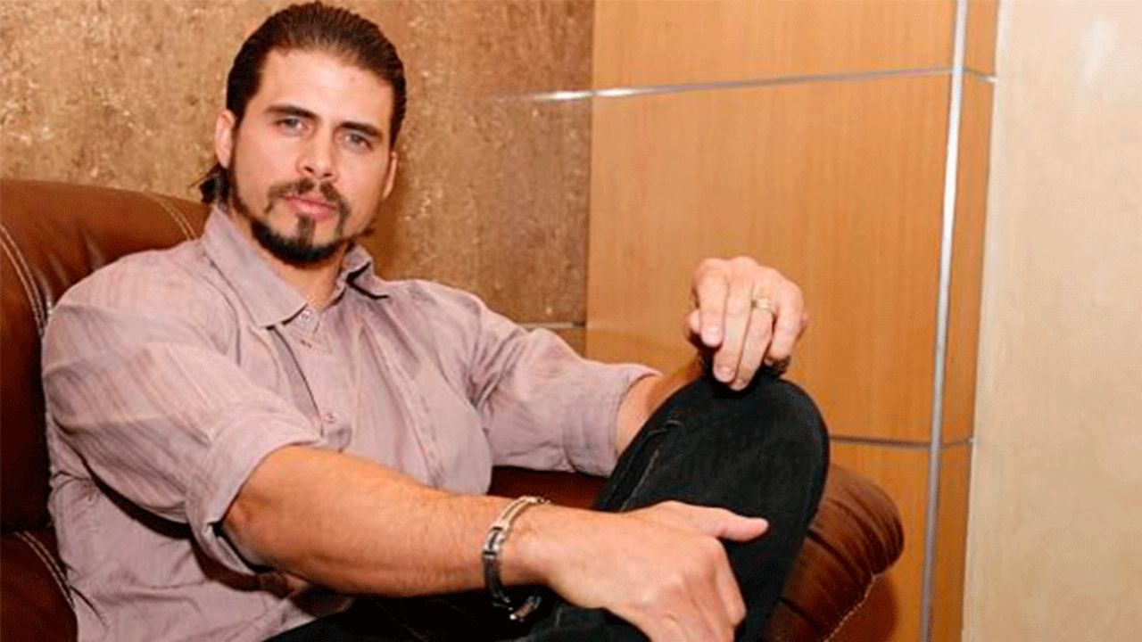 Pedro Moreno reaparece en México y evita hablar sobre su detención por violencia doméstica