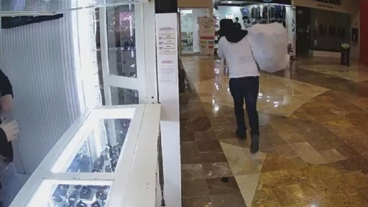 Dos sujetos asaltan joyería en Culiacán y sustraen más de un millón de pesos en mercancía