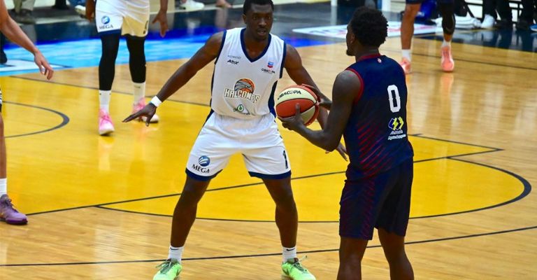 Keith Williams defiende un avance de los guaymenses