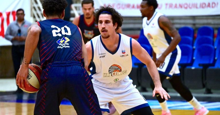 Nuno trata de frenar un avance rival