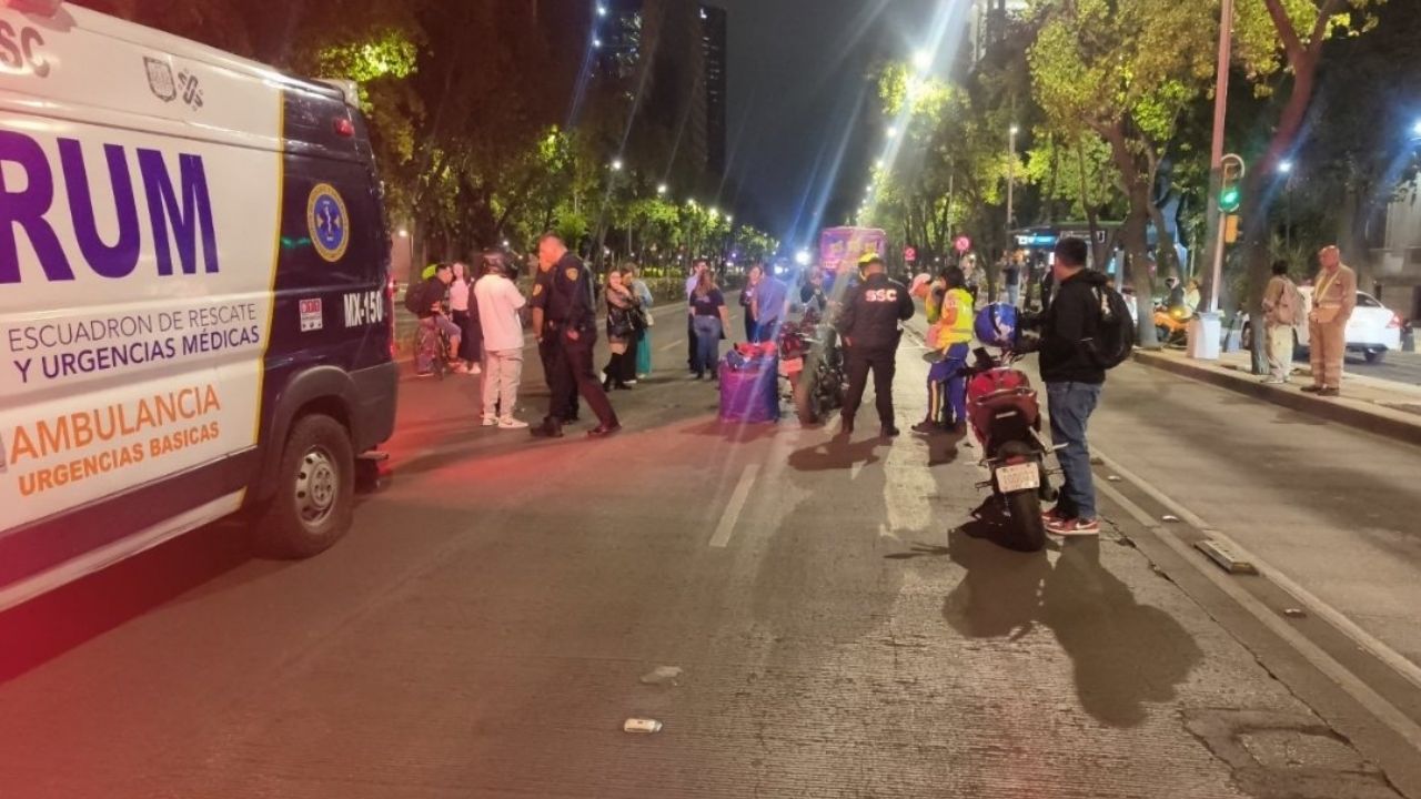 Motociclista termina hospitalizado tras colisión con ‘party bus’ en Paseo de la Reforma