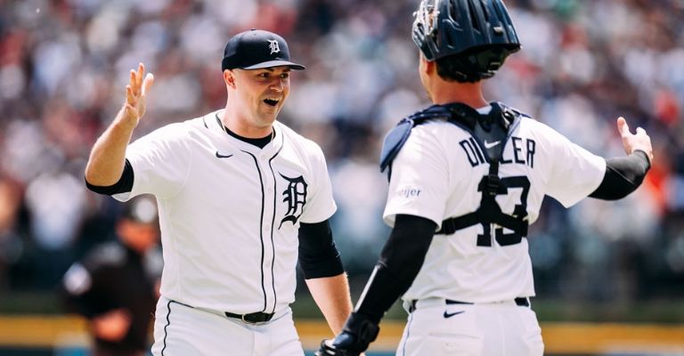 El festejo con su receptor, tras el out 27