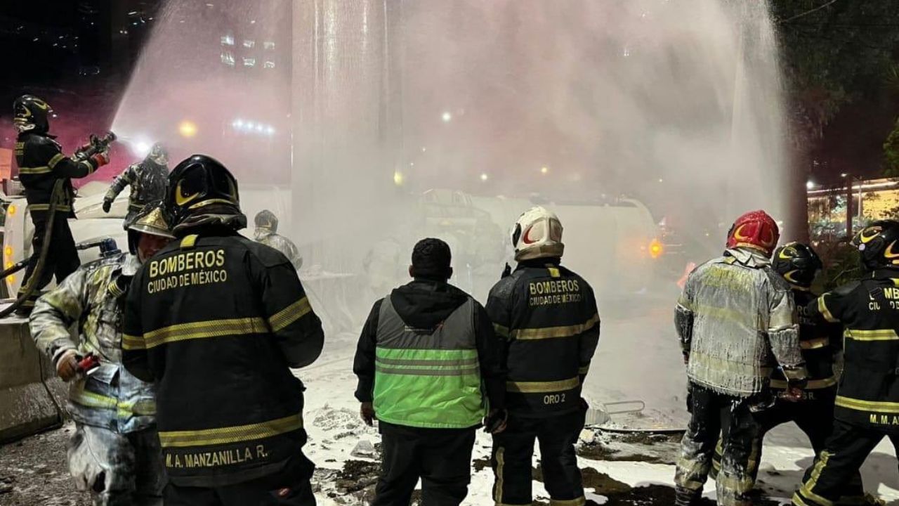 Precaución: Volcadura de pipa de Pemex obliga a cerrar el Periférico en CDMX