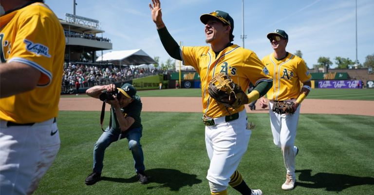 Atléticos juegan en un estadio de ligas menores