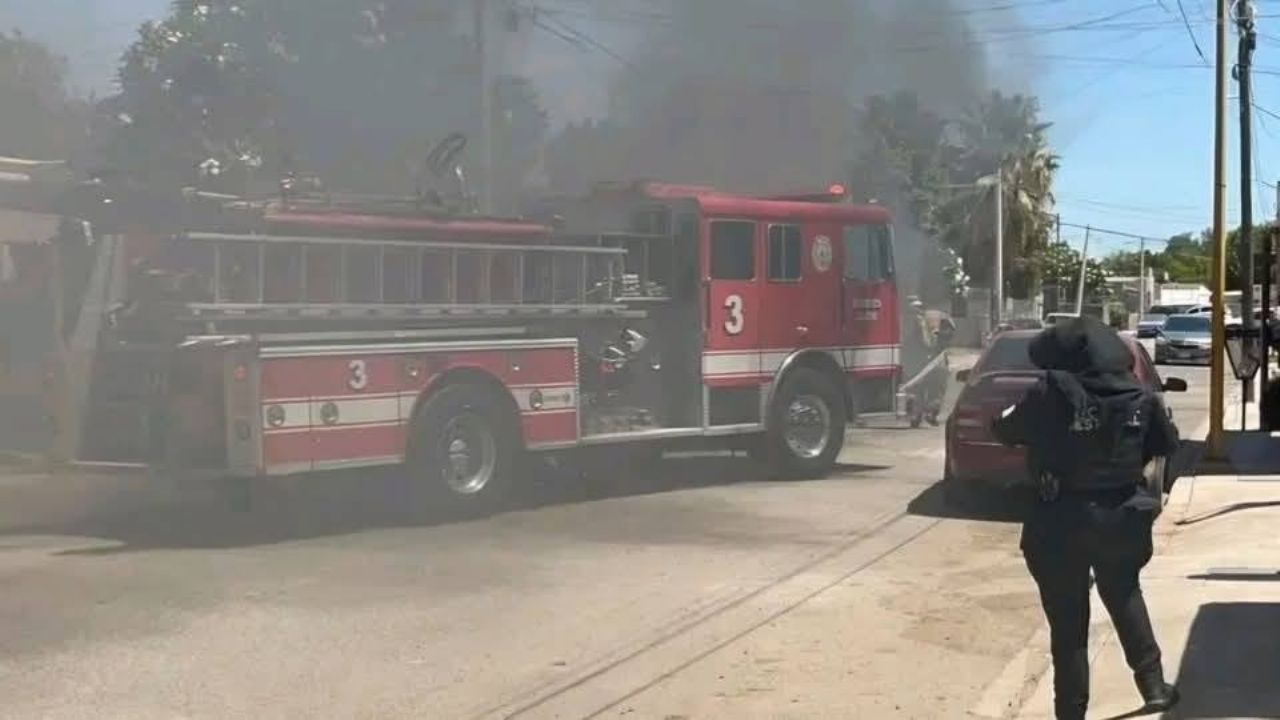 Ciudad Obregón: Voraz incendio de automóvil causa pánico y moviliza a los Bomberos