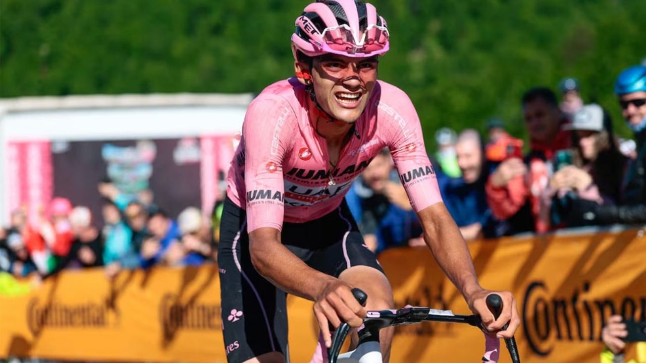 El mexicano Del Toro se aferra al liderato del Giro, a pesar de los ataques de Carapaz