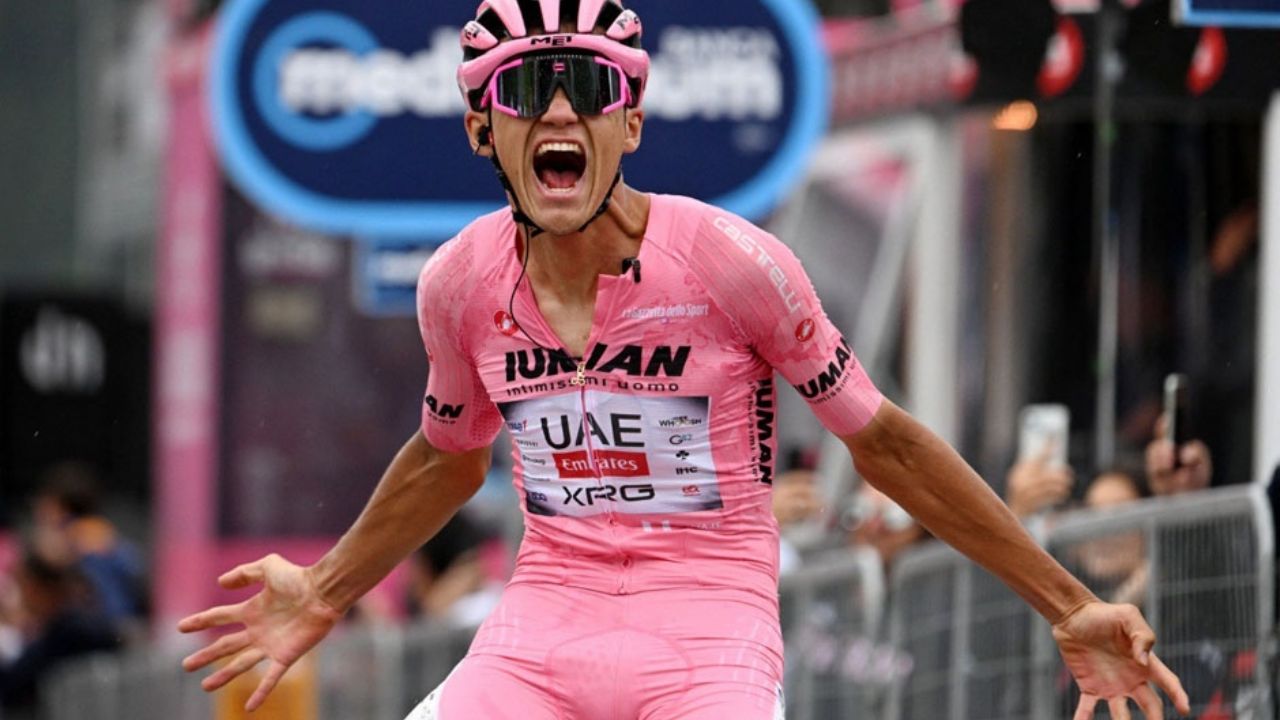 Mexicano Isaac Del Toro embiste fuerte: Gana etapa 17 y se afianza en el liderato del Giro