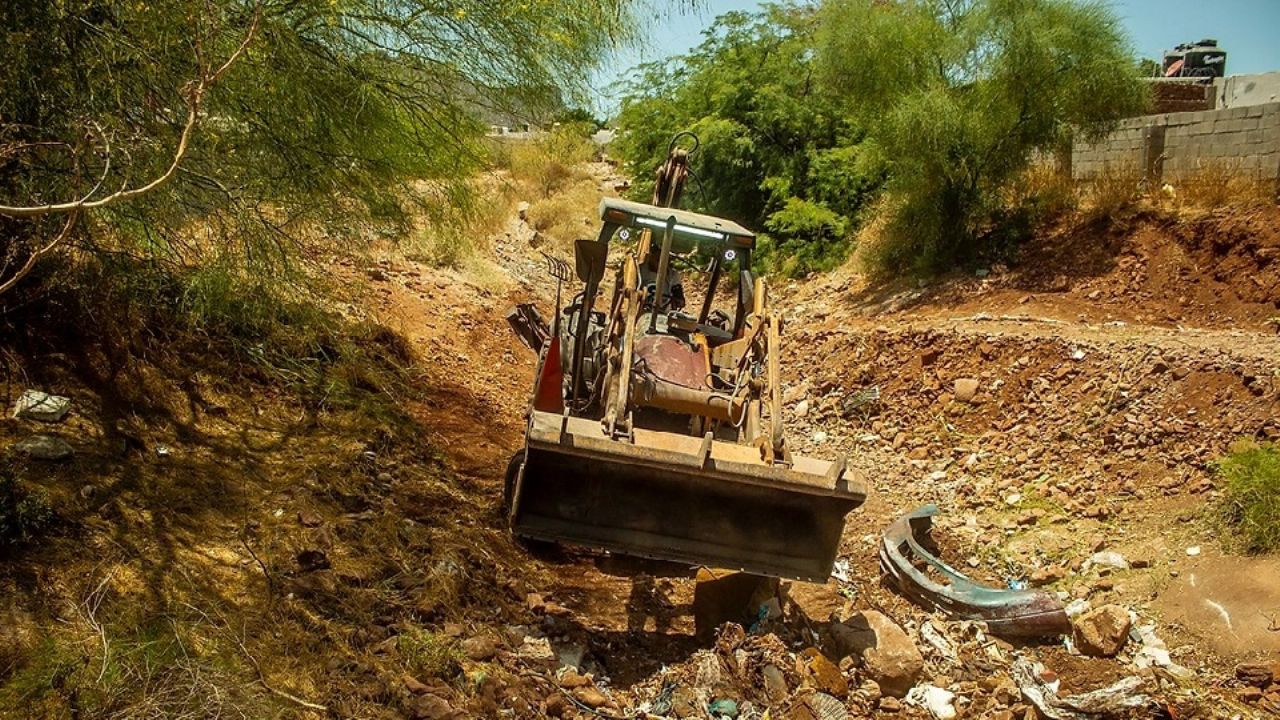 Limpian arroyos por temporada de lluvias en Guaymas