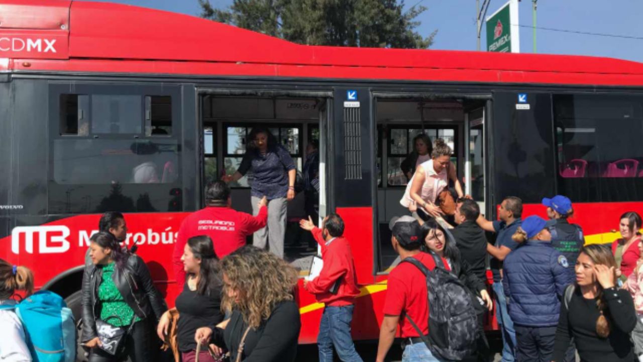 Bloqueos de CNTE interfieren líneas del Metrobús; Sheinbaum: “No caeremos en provocaciones”