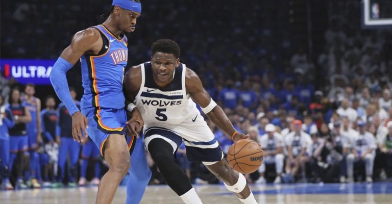 Edwards no pudo llevar lejos a los Wolves