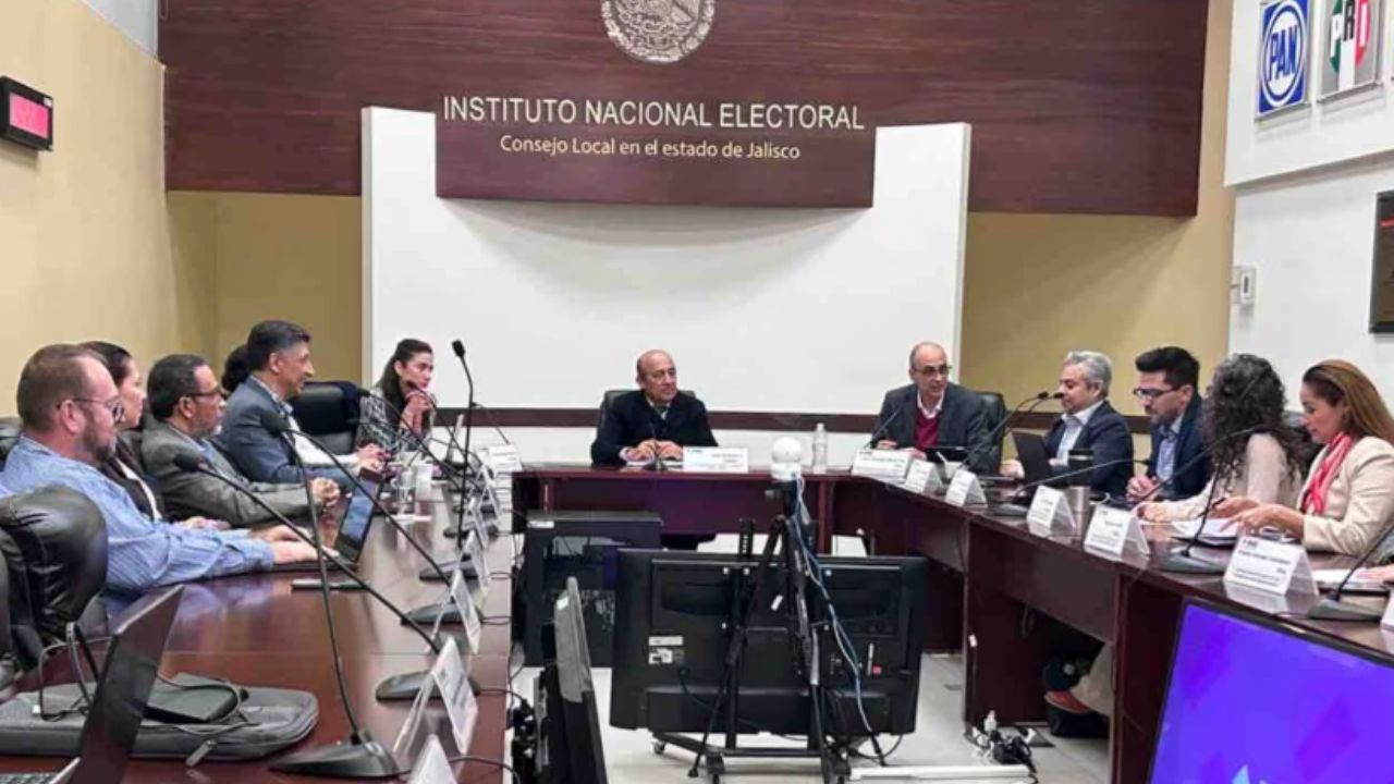 Consejero del INE ante distribución de acordeones: “Son una vergüenza para la democracia”