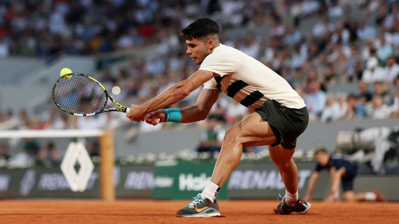 Carlos Alcaraz suda de más para avanzar a la cuarta ronda del Abierto de Francia