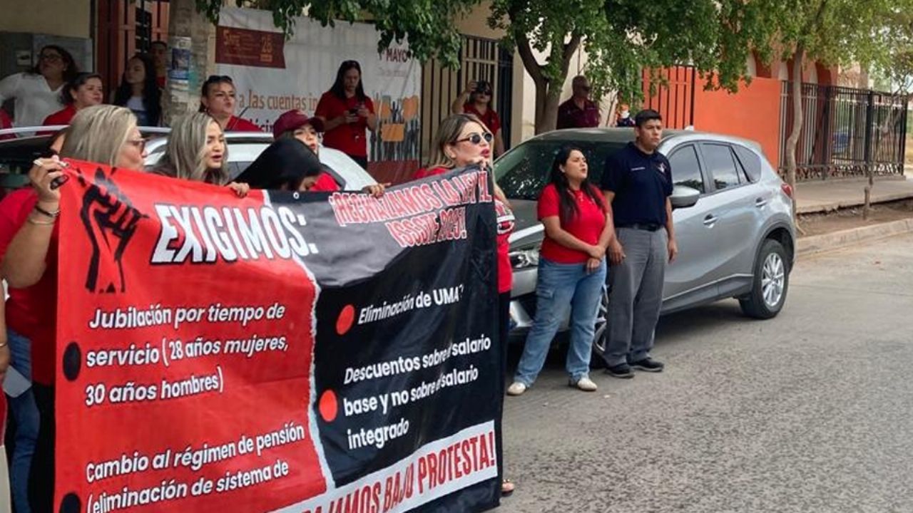 Maestros se manifiestan en Ciudad Obregón frente a Sección 28 del SNTE