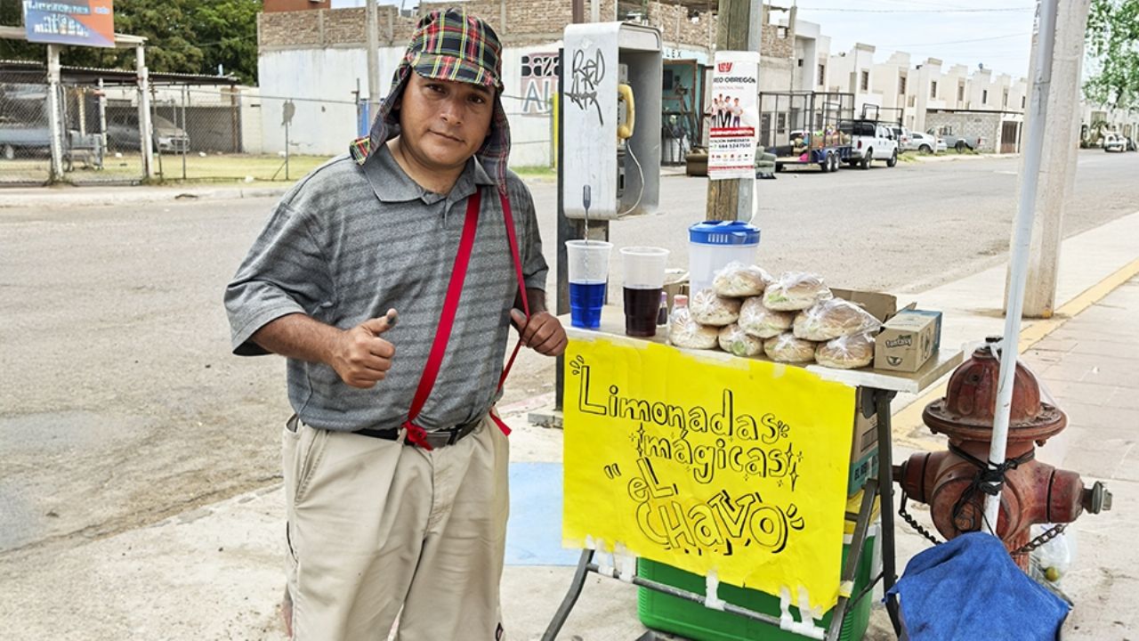 Disfrazado de El Chavo, vende tortas y aguas frescas en calles de Ciudad Obregón