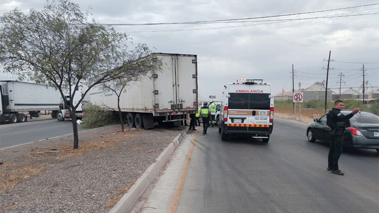 Tráiler impacta camioneta en la carretera Navojoa-Ciudad Obregón; no se reportan heridos