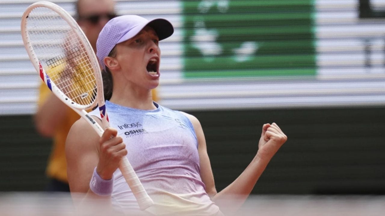 Swiatek se impone a Rybakina con un gran regreso y avanza en Roland Garros
