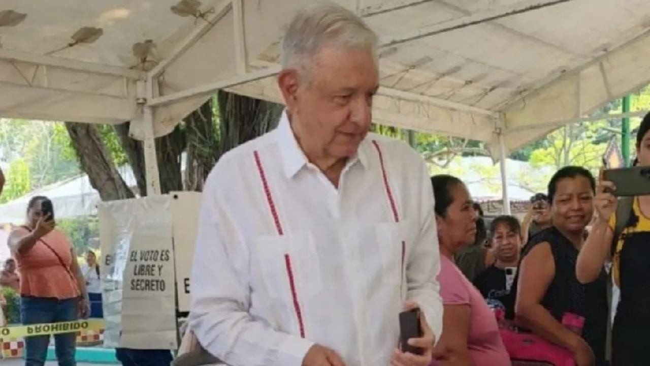 AMLO reaparece en Chiapas para votar en elección del Poder Judicial y trabaja en libro