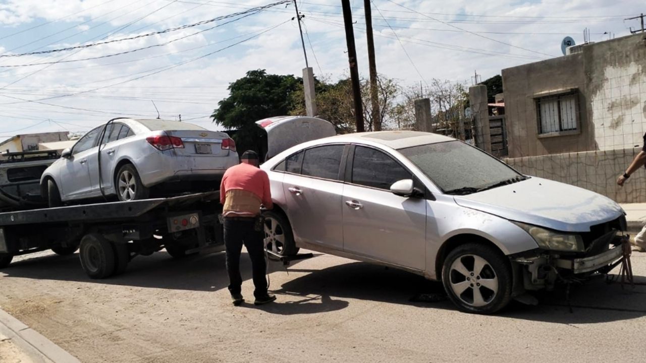 Encuentran dos vehículos con reporte de robo en Hermosillo; estaban ocultos en inmueble