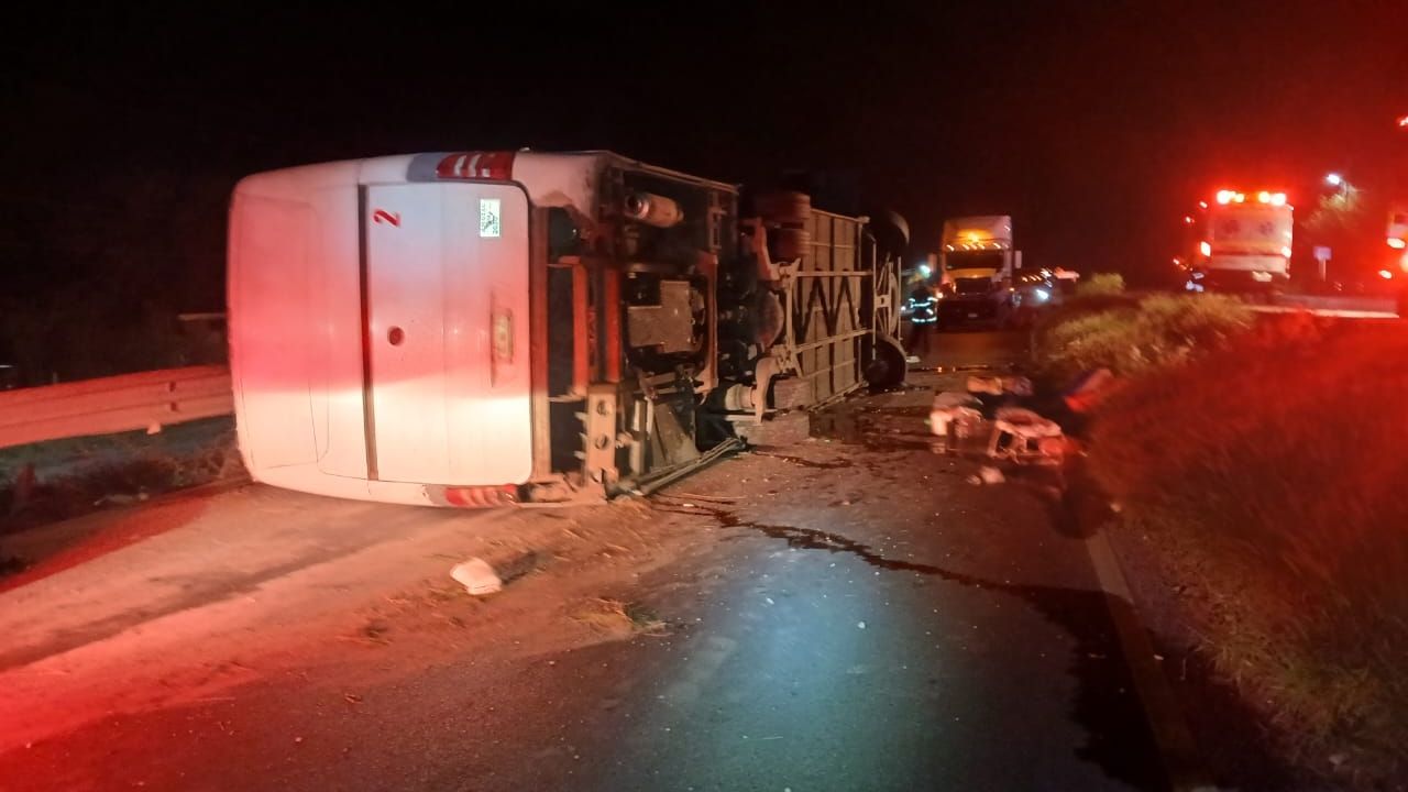 Fatal accidente en la Carretera Nacional de Nuevo León: Confirman 11 muertos tras volcadura