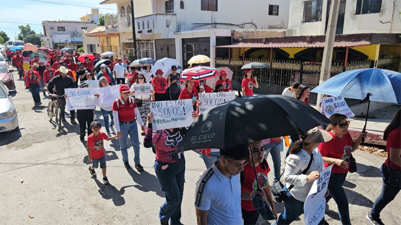 En Guaymas, maestros en paro marchan por Avenida Serdán con apoyo de padres de familia