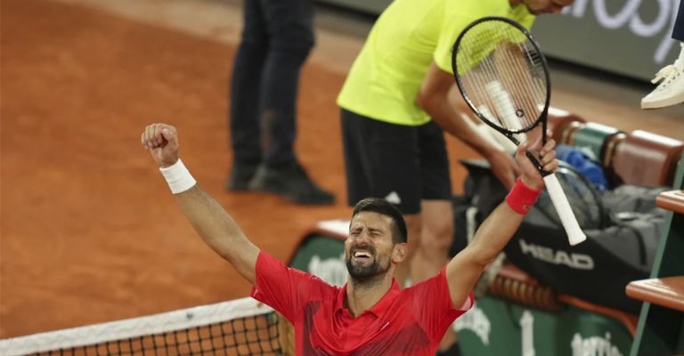 El serbio festeja su victoria sobre el alemán